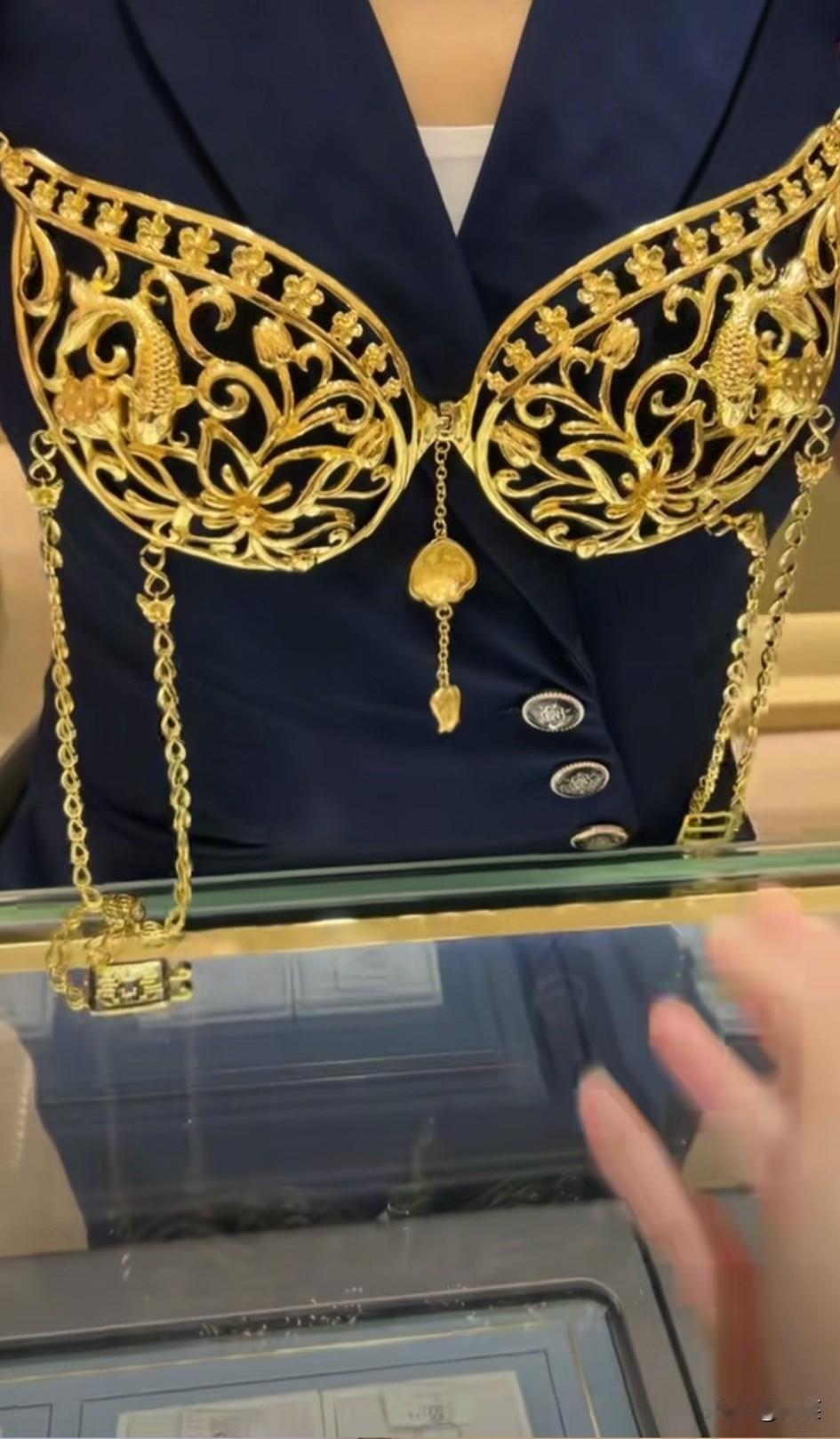 我闺蜜在金店干了5年她说现在黄金最让人心慌的，不是金价涨到1259，而是根本