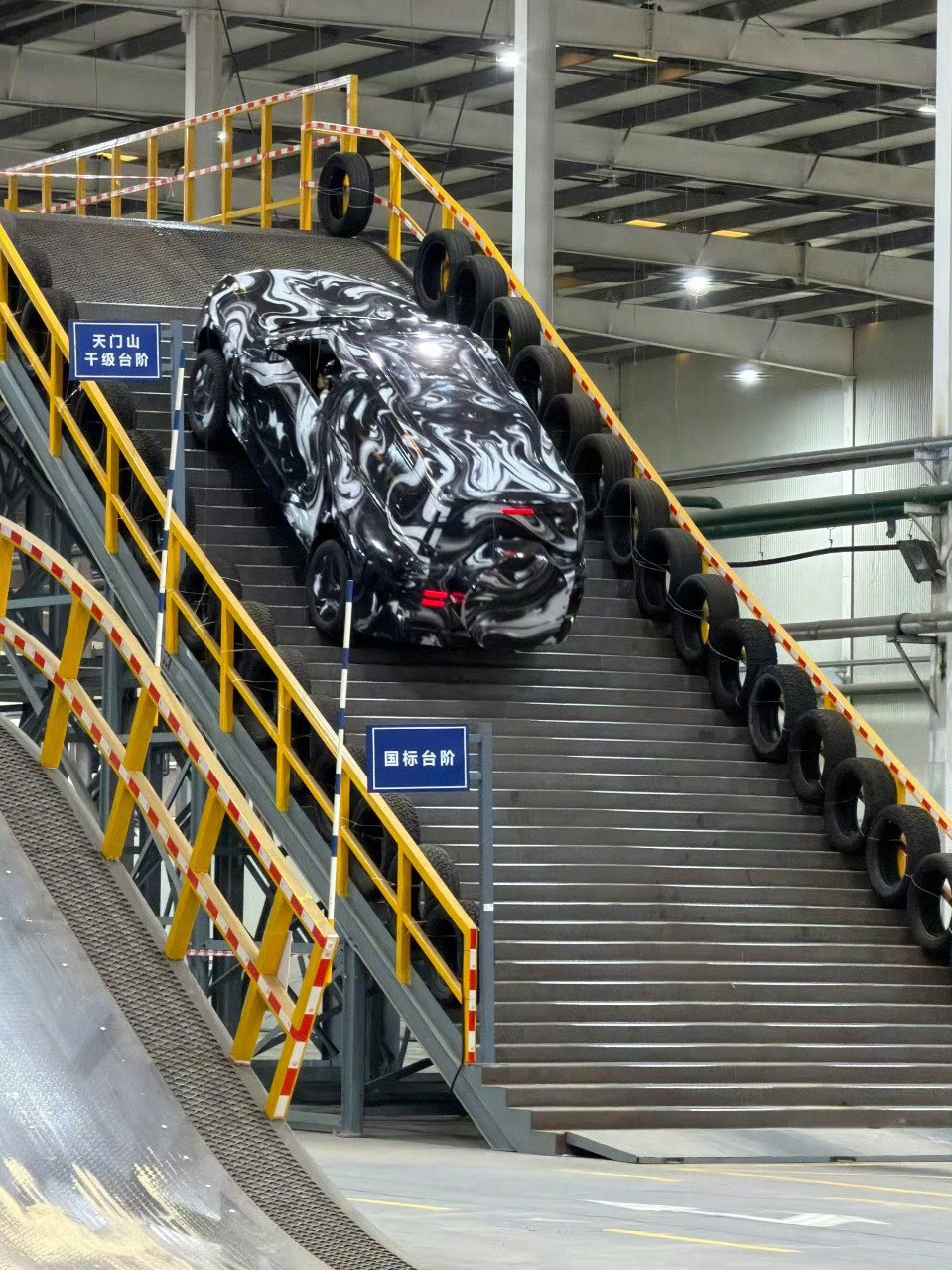 3月5日，新款仰望U8也会亮相颠覆性技术发布会从伪装图来看，车尾的...