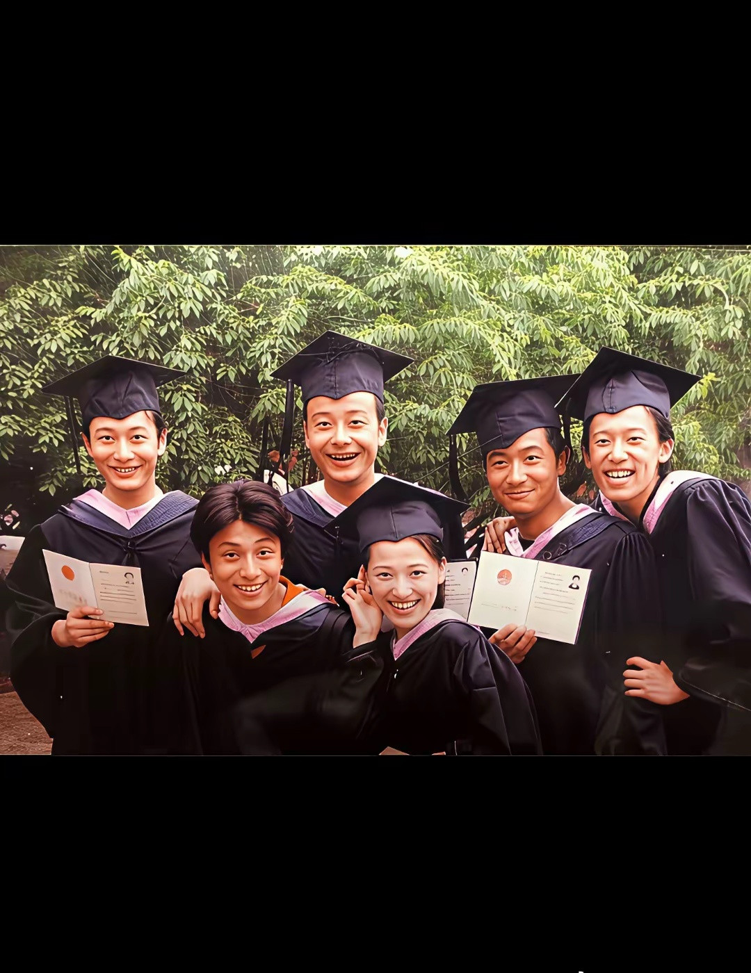 大学时期黄晓明脸庞清瘦、轮廓立体，穿着白色衬衫、牛仔裤，留着当时流行但如今看来有