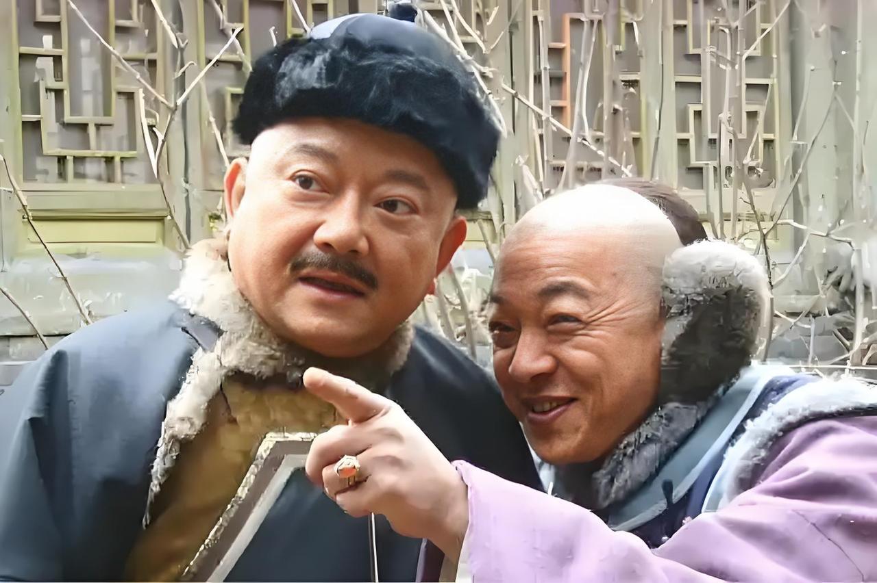 腊月二十三，京城已是年味渐浓，但在南城一间廉价客栈的客房里，举人周文举却对着桌上