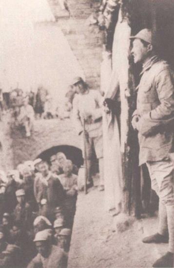 1941年，贺龙在欢迎三五八旅八团六连(即“硬骨头六连”)大会上讲话。