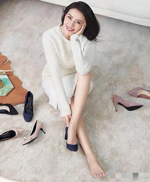 她的美，由一双大长腿开始，并把她的完美气质展现得淋漓尽致。