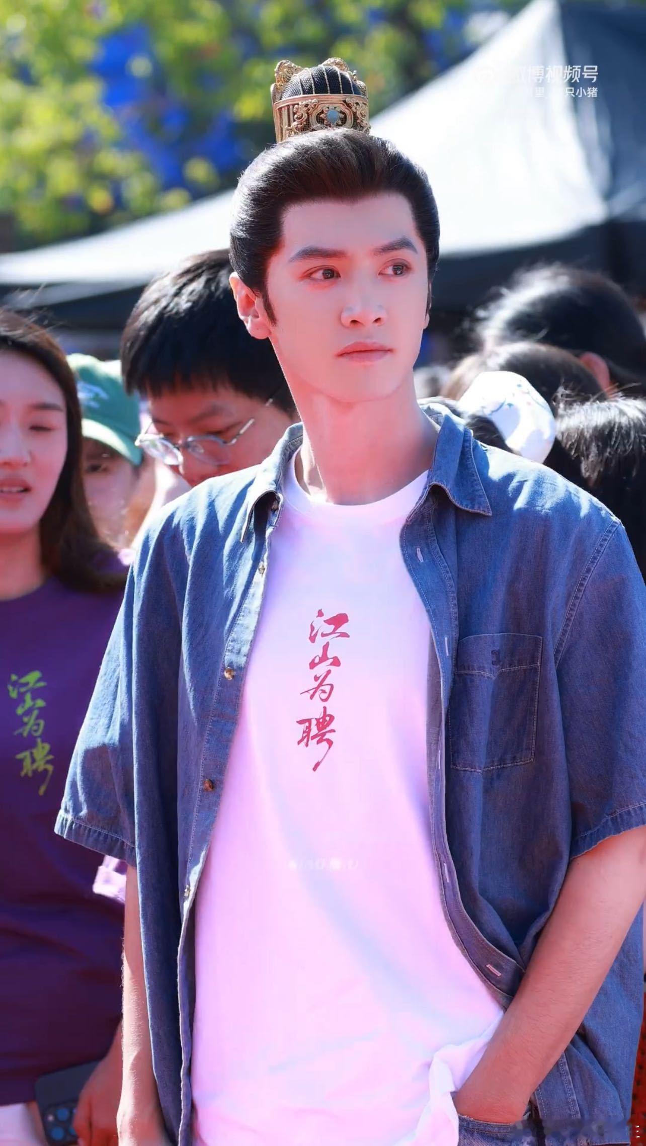 陈哲远江山为聘开机出妆陈哲远横店开机路透，金冠束发的造型太帅了，英气满满，每一
