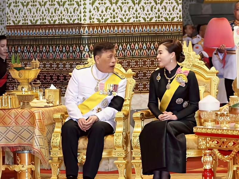 一回国，苏提达王后颜值、时尚，为何“断崖式”的下降？在欧洲闪耀了几天的苏提达，