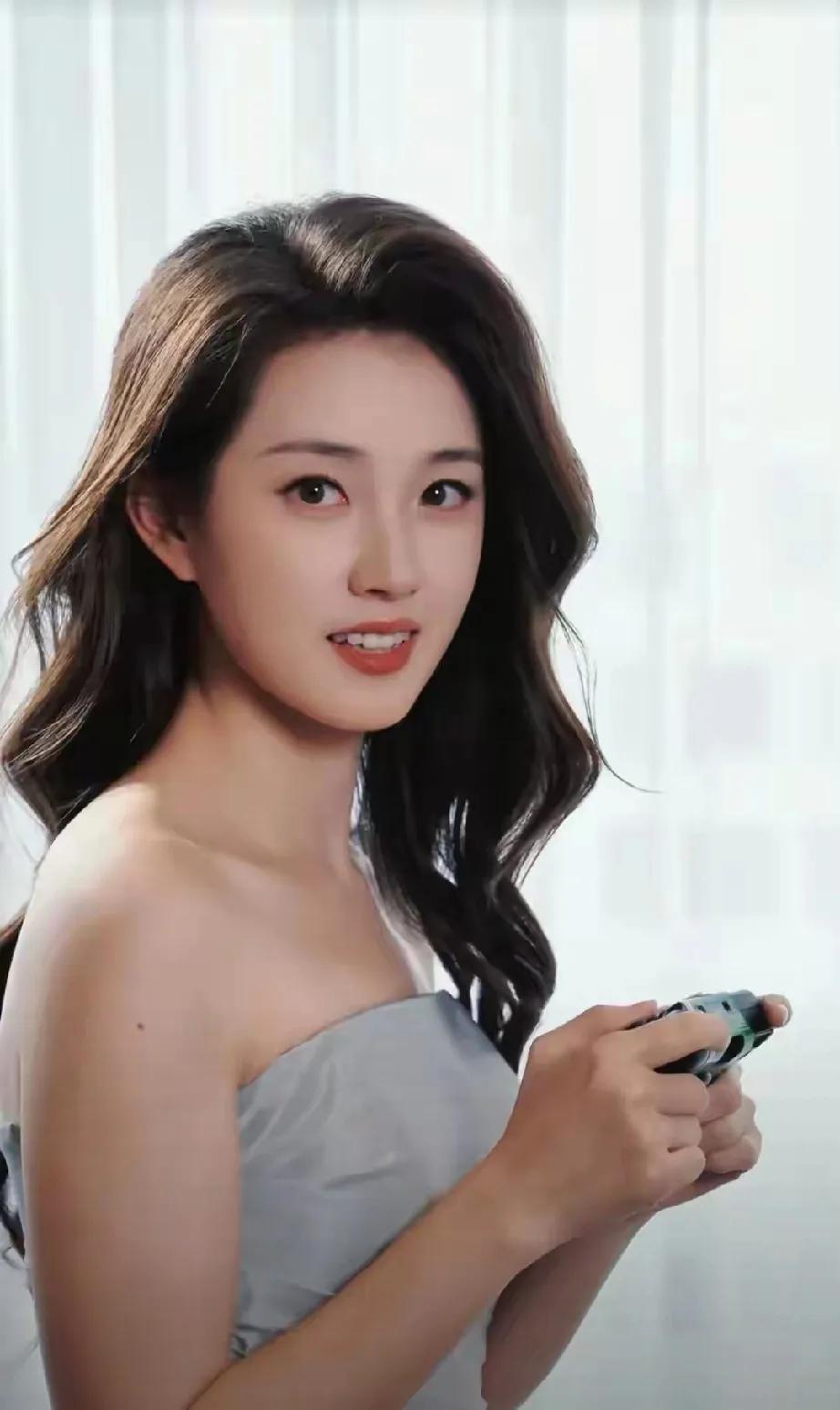 短剧圈新晋女顶流郭宇欣杀疯啦！自《盛夏芬德拉》爆火后，她携三部新剧霸气霸屏。