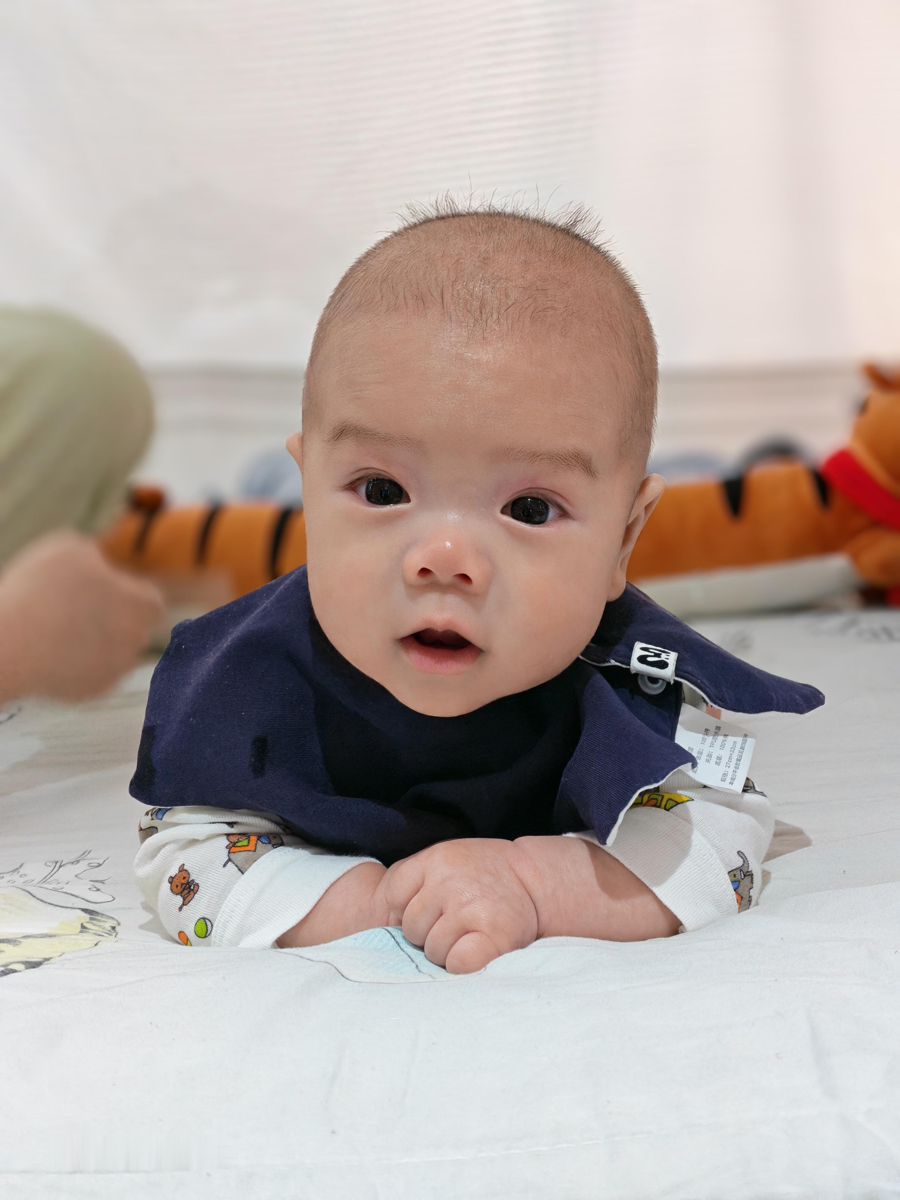 你晚上不睡觉是吧？那就锻炼身体吧！给我趴着练习抬头，不消耗你你晚上就得消耗我了（