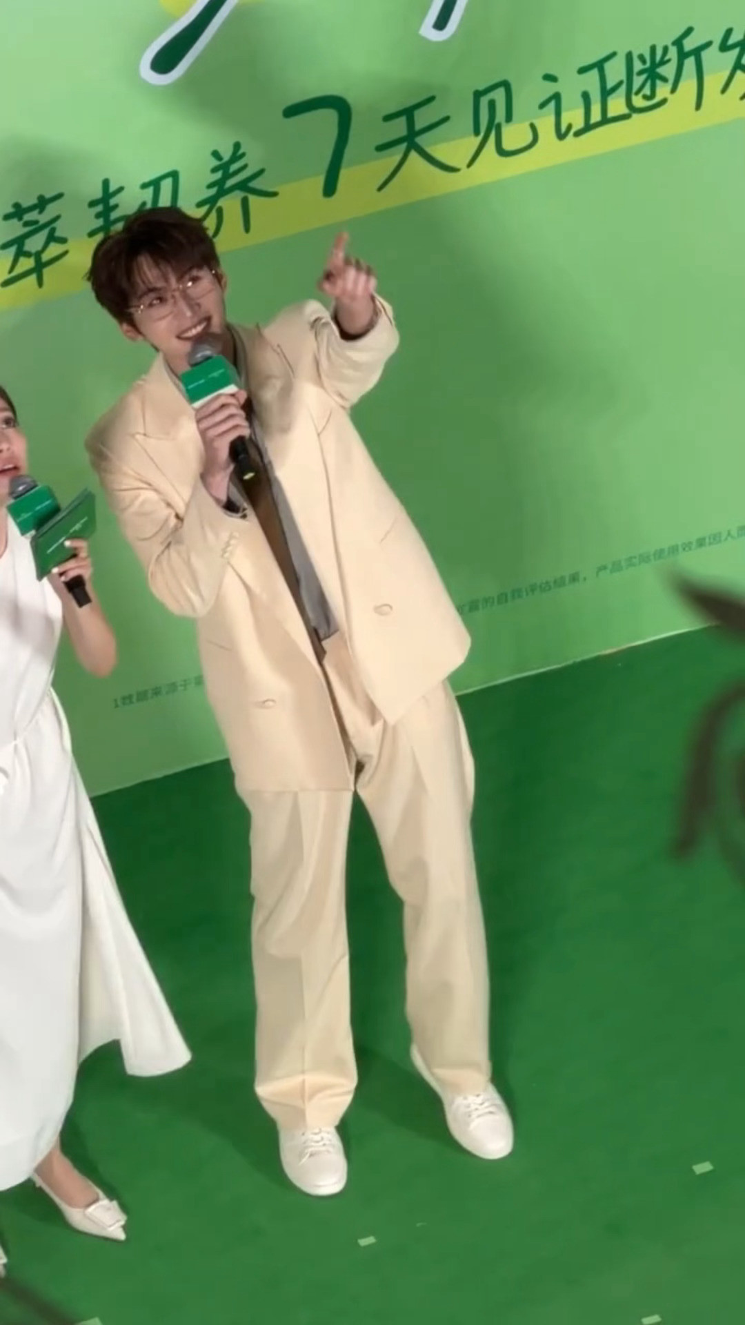 “好多人啊～～”周柯宇小狗吃惊→小狗开心🐕🥰周柯宇看到满楼粉丝的反应周柯宇