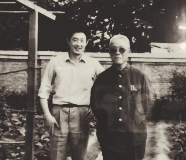 1975年秋，兰州军区司令韩先楚上将前往山西考察，参加了一次学习会。会后，韩司令