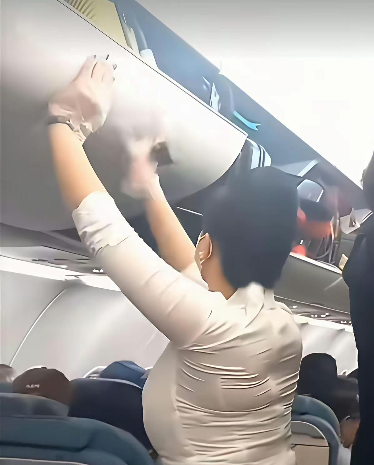 这个是哪个航空公司的空姐制服，怎么和捆粽子似的，设计的太糟糕了…