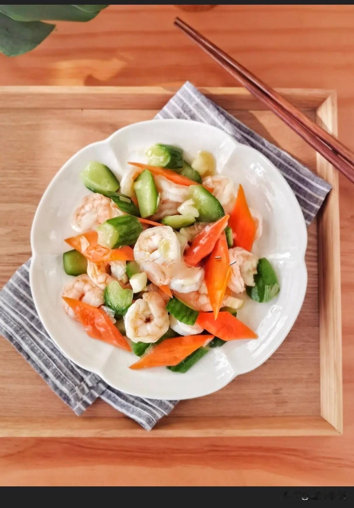 你这盘清炒虾仁，是不是总差点“馆子味儿”？明明食材买得挺全，步骤也照着做，