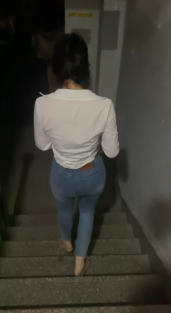 吃饱喝足和姐妹下楼散散步的
