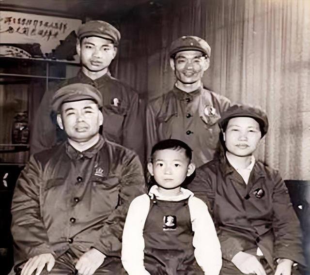 1985年，许世友逝世，王震乘坐专机火速抵达南京，并在会议上警告老将们：许世友可