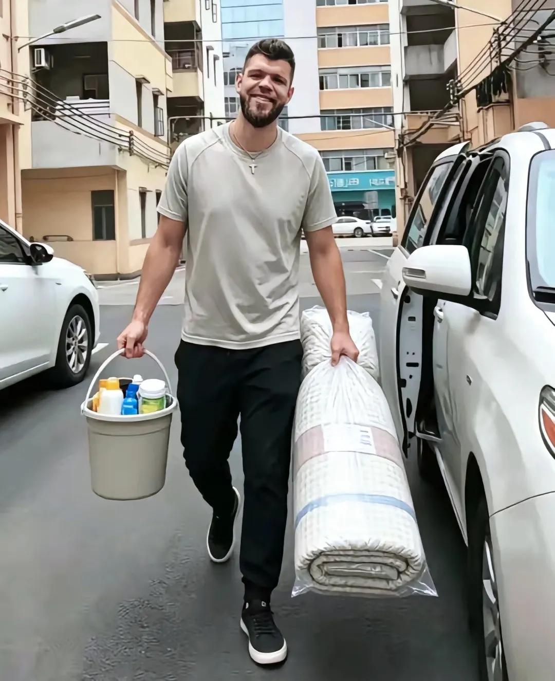 拉科塞维奇说:我在CBA打过多支球队，每到他们那里，日常用品都是一切安排好的，就