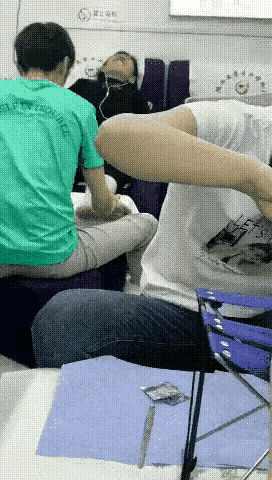 大妈平生第一次做足疗，被小哥按摩得飘飘欲仙，欲罢不能。那醉生梦死的神态跟老头找小