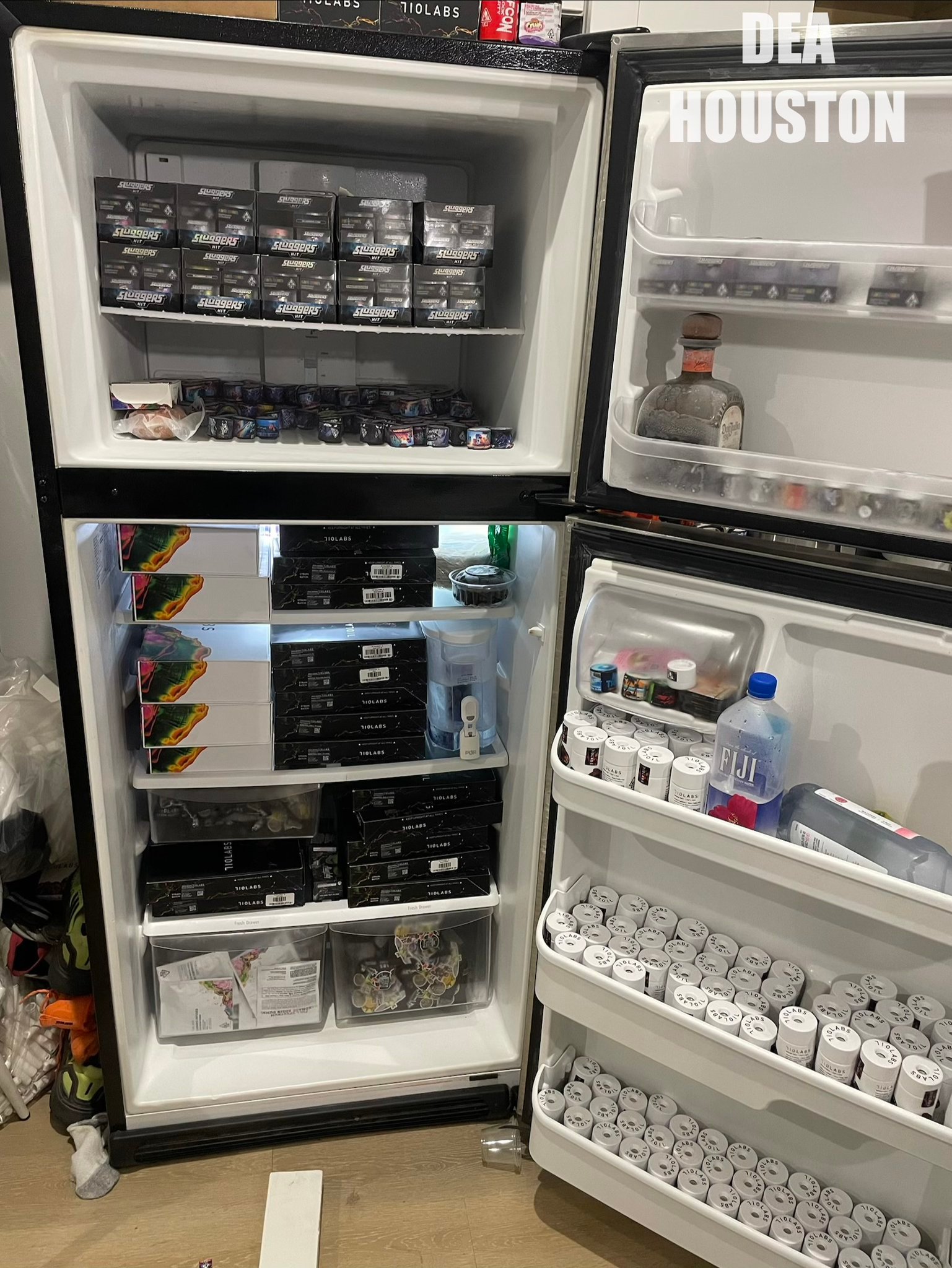 小毒贩的大冰箱！¹坐标：休斯顿。²42磅大麻花、3磅魔幻蘑菇和可卡因、400