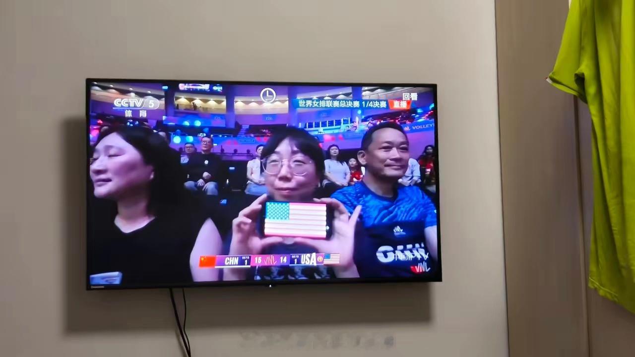 网友投稿：在中国澳门举行的比赛中，这个用手机展示美国国旗，为美国加油的黄种人是什