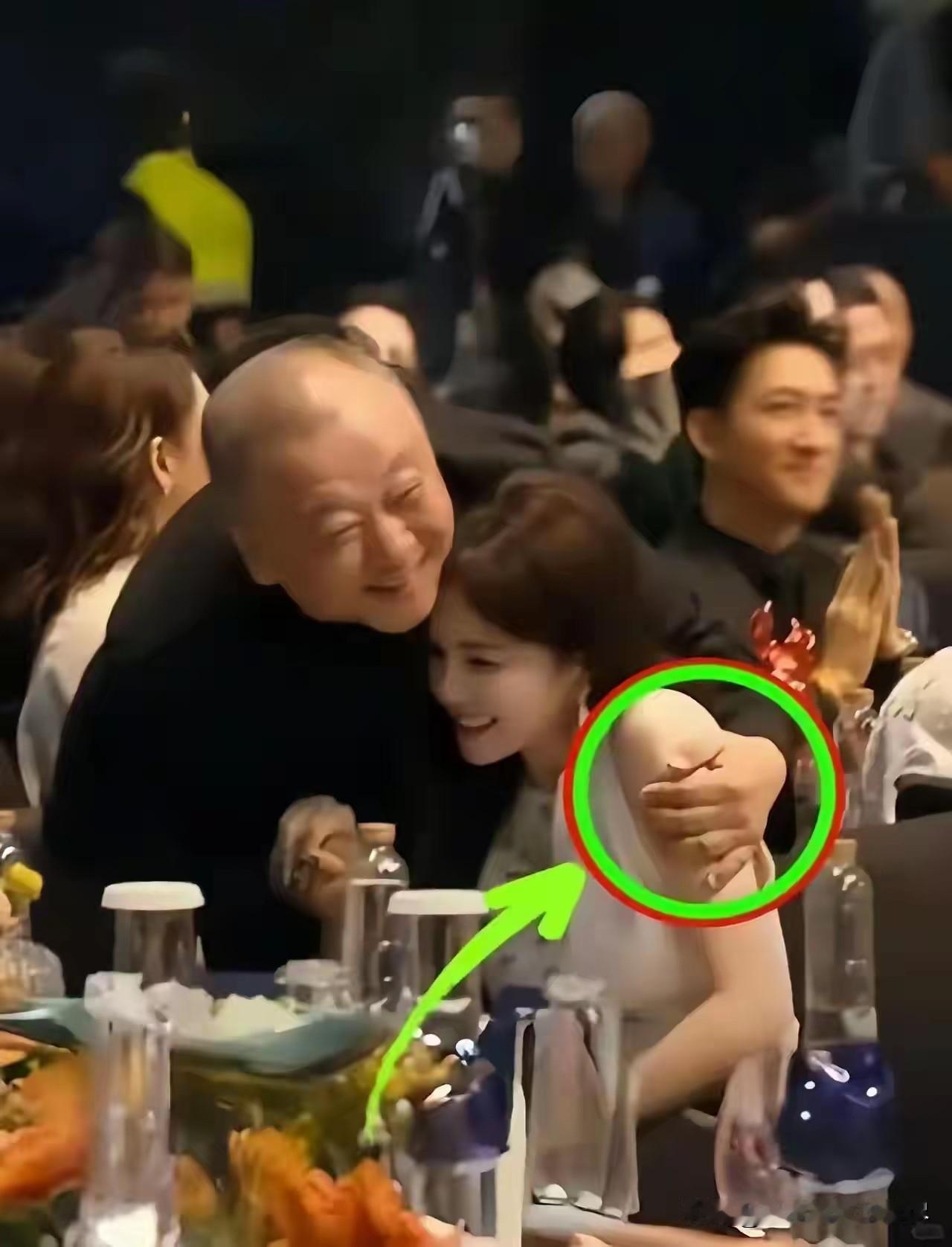 估计这位知名女演员的粉丝们，要是看到这一幕的话，感觉天都要塌了吧？也不知道这