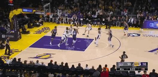 拉拉维亚抢断后遇双巨头要球：传给谁都得罪人！在湖人对阵国王的第四节中段，德罗赞失