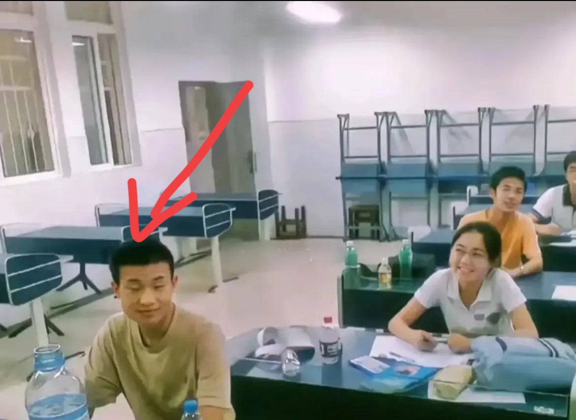 原来韦东奕高中上数学课时，从不带课本！他的高中数学老师说，自己在讲台上讲，韦神就