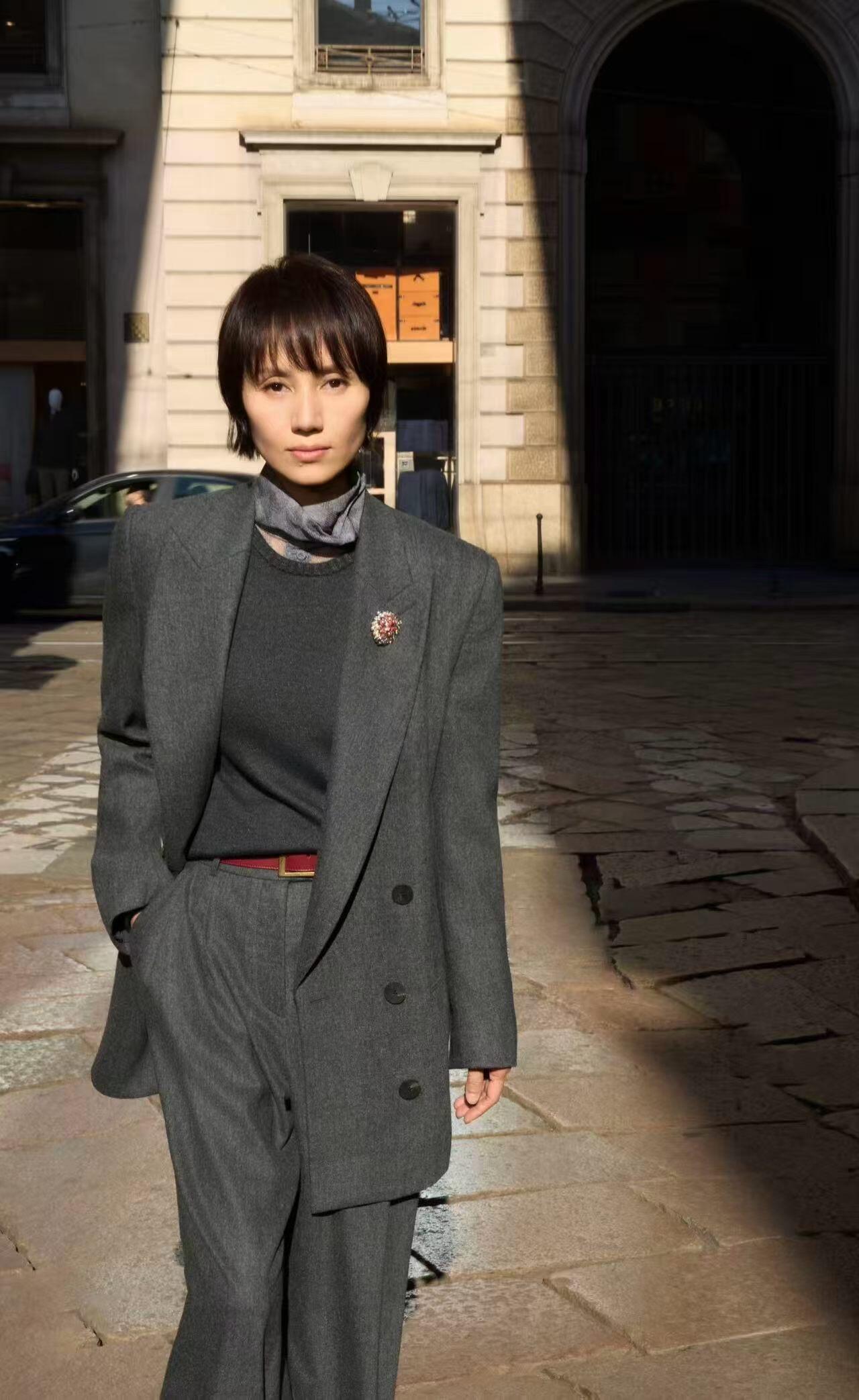 袁泉压轴亮相米兰女装周，不靠夸张吸睛的造型出圈，呈现出独一份的静奢时尚表达。区别