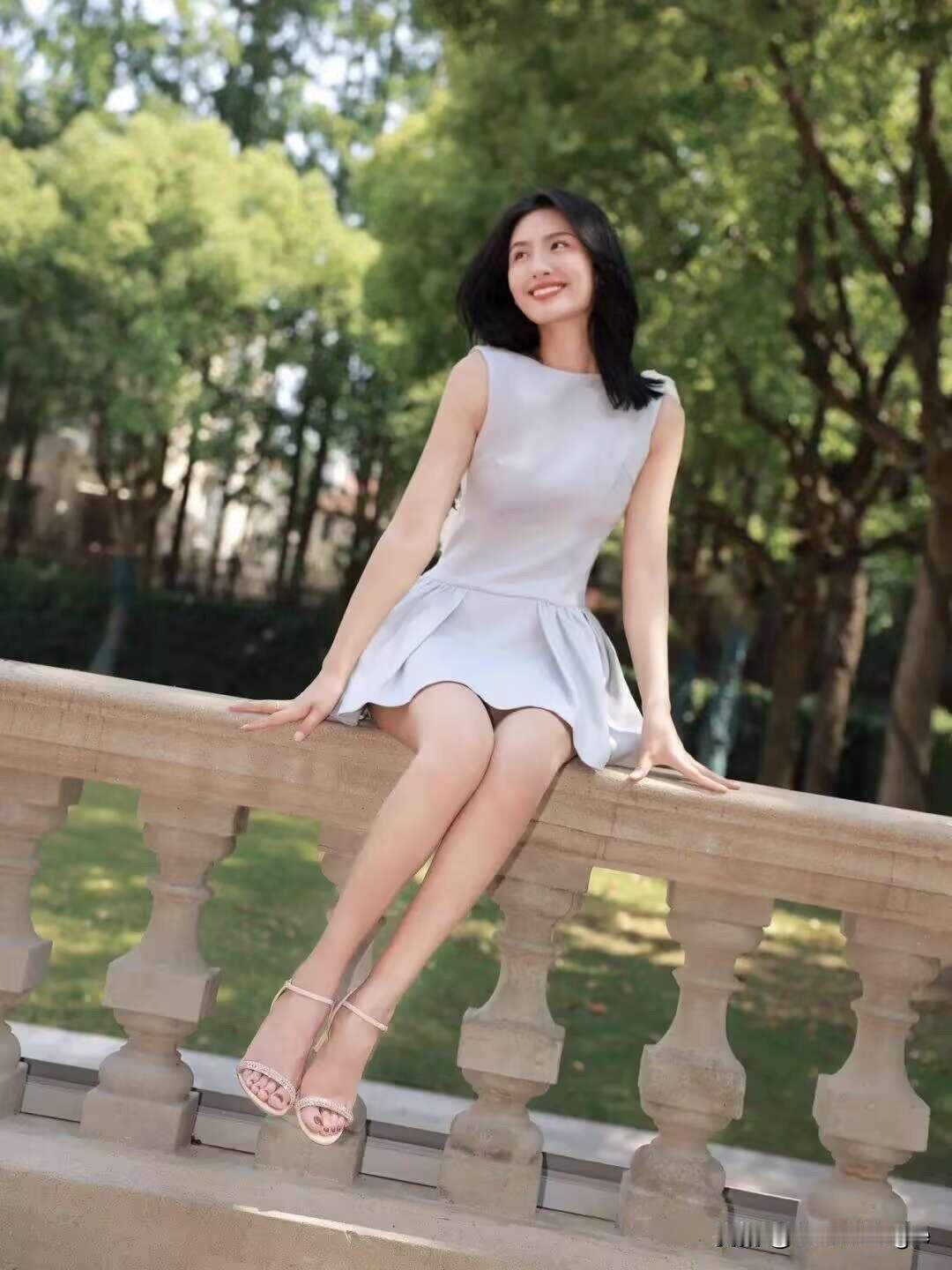 阳光下的优雅时光，浅灰色连衣裙搭配高跟鞋，轻松自在。