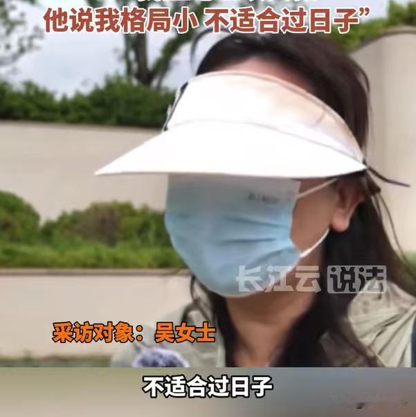 贵州，一个秃顶的男子，竟然有本事同时谈到两个女朋友，虽然长相不咋滴，这两个女人还