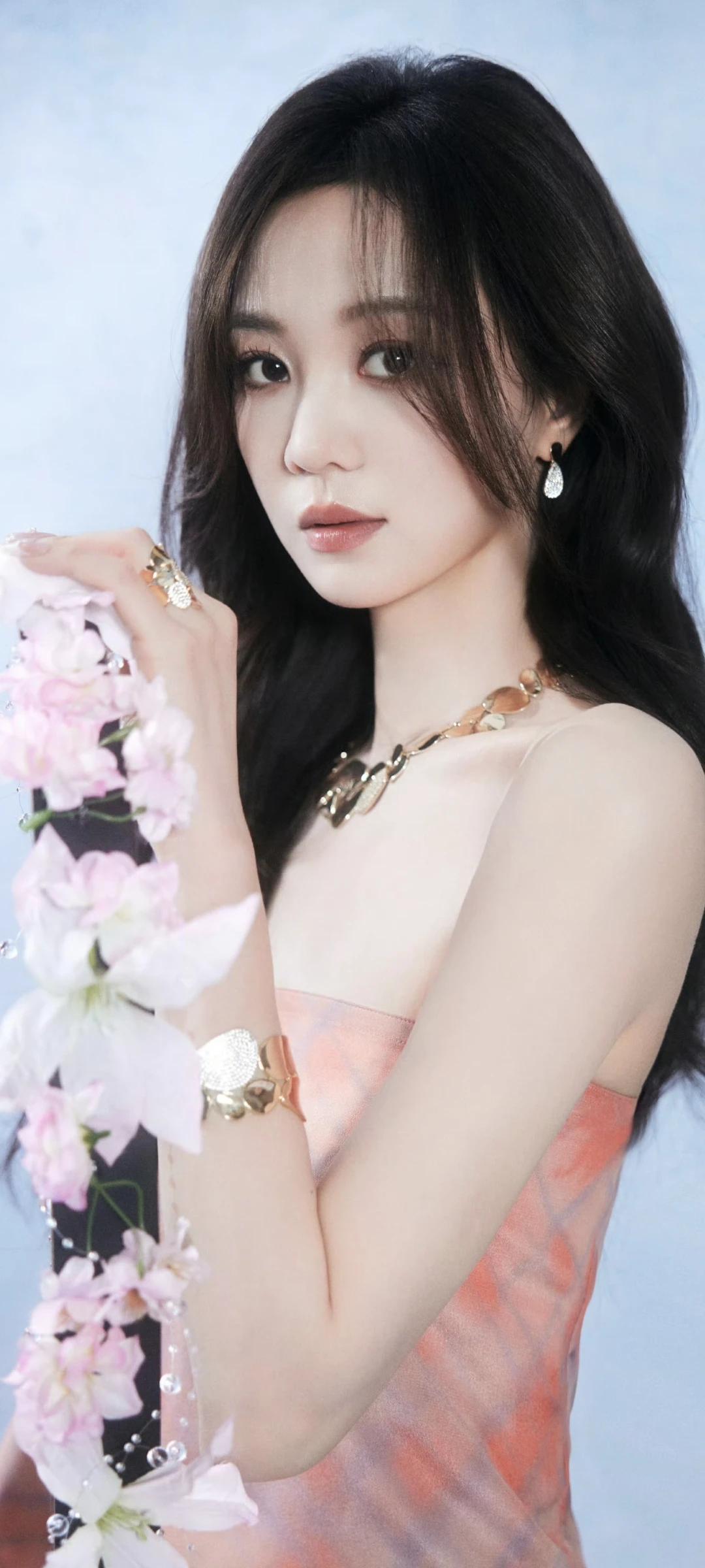 胡意旋写真壁纸～  发丝轻扬，繁花在侧，性感中透着雅致！