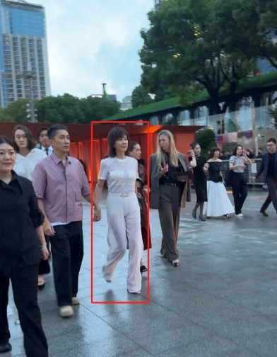 不是，她是真的不上镜啊！！刘嘉玲现实中看着好漂亮啊，而且发量也好多，真的一点都