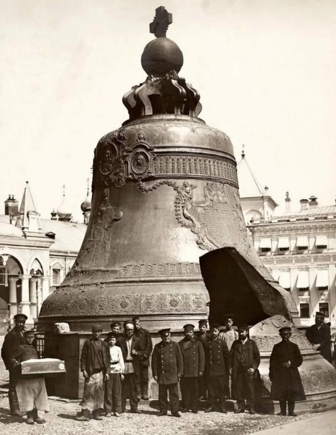 位于莫斯科克里姆林宫的沙皇钟是迄今为止铸造的最大钟。它高约6.14米，直径约6.