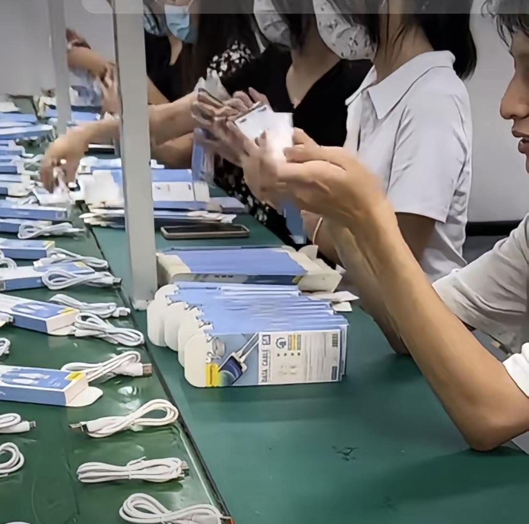 曹京京说她在南方打工时认识个朋友，85年生人，在厂里一个人租房住。月薪五千，一