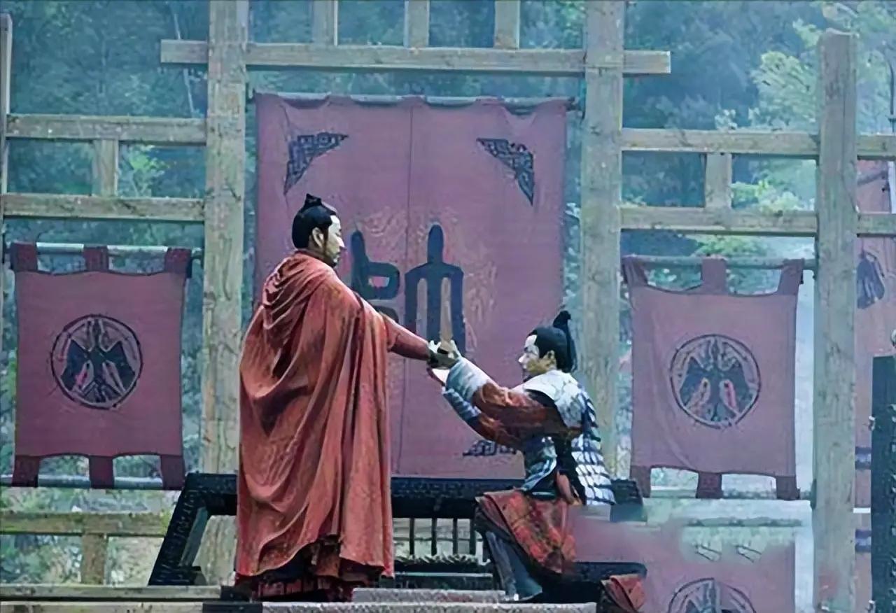 刘邦手底下那么多人，韩信最特殊。他不是沛县老兄弟，是从项羽那边跑过来的。先投项
