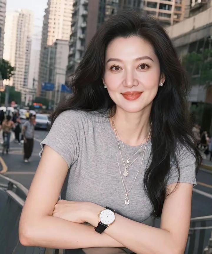 别的不羡慕就羡慕她有这么一头浓密的发量发量多真的不显老哦