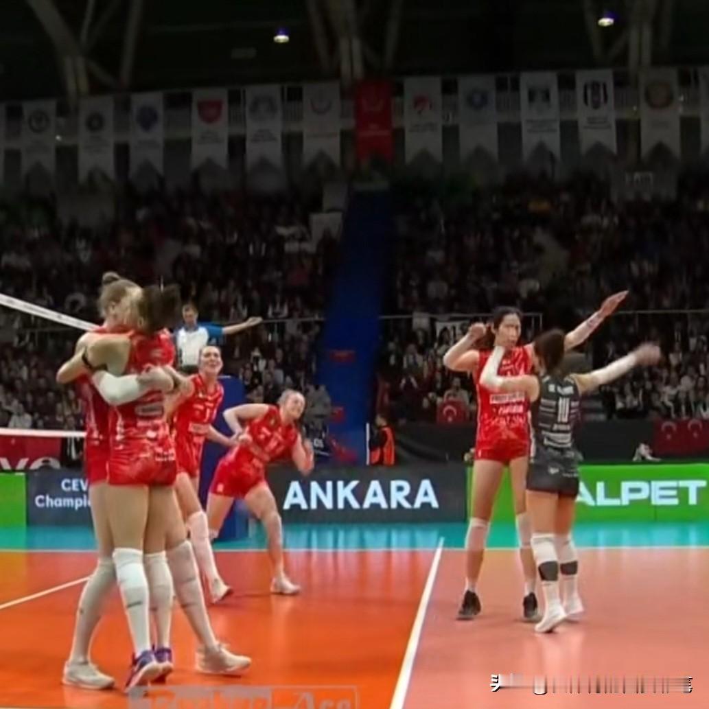 德吉纳罗冲向朱婷，庆祝比赛胜利✌，23：19时，又是朱婷的关键发球率先为球队拿到