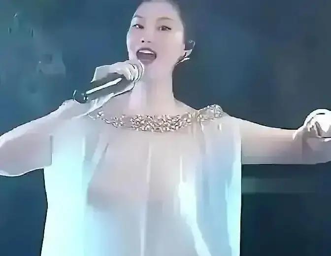 王菲昨晚一袭黑纱走上红毯，镜头刚扫过去，热搜就爆了。大家还在猜她是不是要复出，