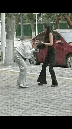 看见这样视频我就来气！一名丈夫出轨，年轻漂亮的媳妇抓住年龄不大的小三，撕扯打拽