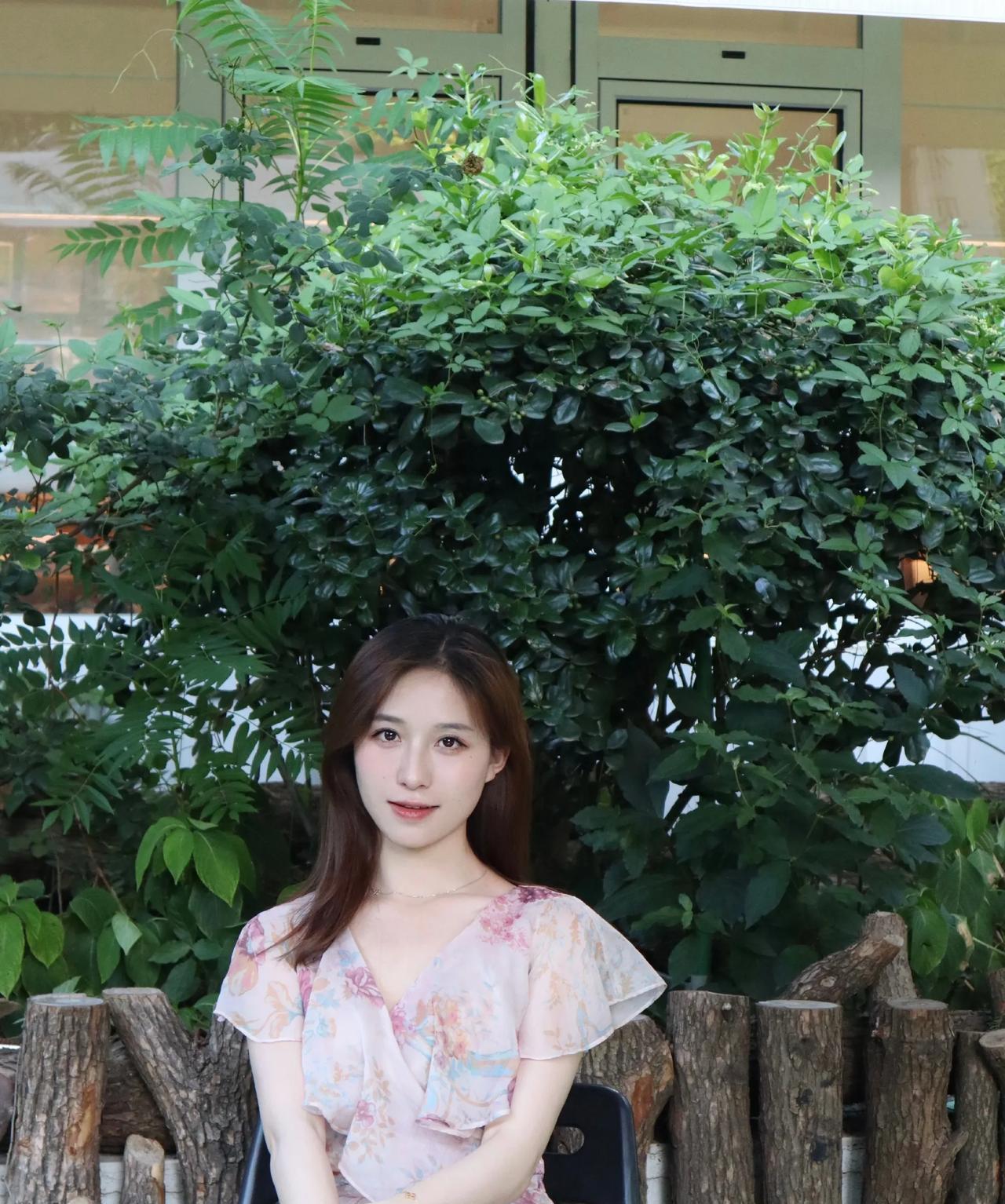 绿树阴中见美人，花开花落总关情。
