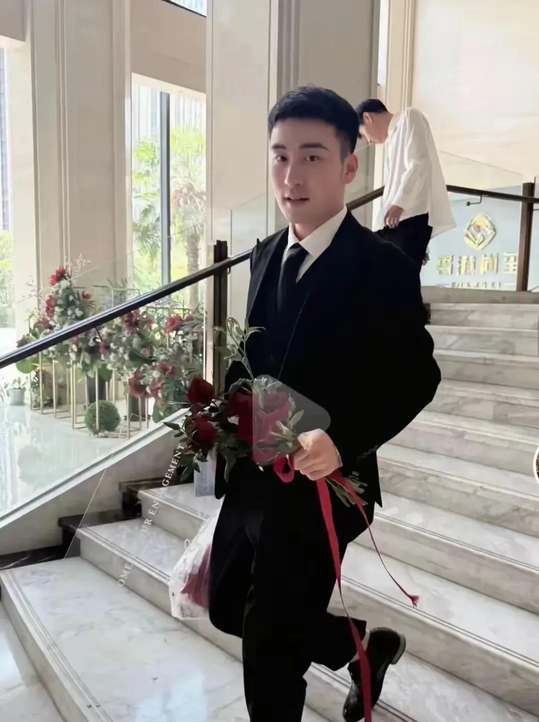 大头的好友兼陪练牛冠凯都订婚了，大头估计也开始心泛涟漪了！牛冠凯才23岁，平时