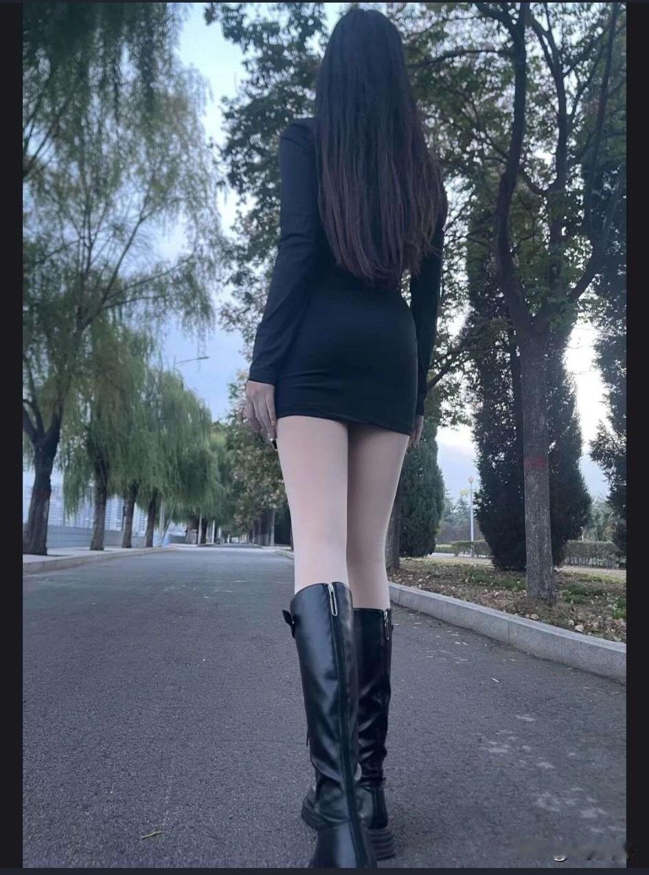 这背影无敌了，靴子搭配肉丝袜