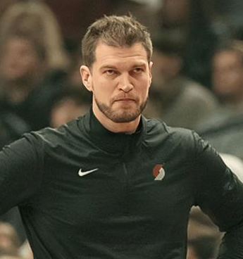 斯普利特：给了杨瀚森不错的上场时间，但他在防守端犯了一些错误。开拓者主教练斯普利