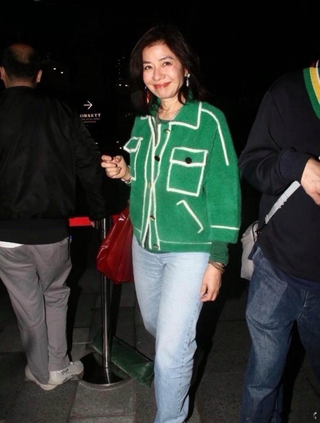 65岁钟楚红在香港看女团演唱会，她的打扮像大妈，面容苍老，脖子上的皱纹好多，真是