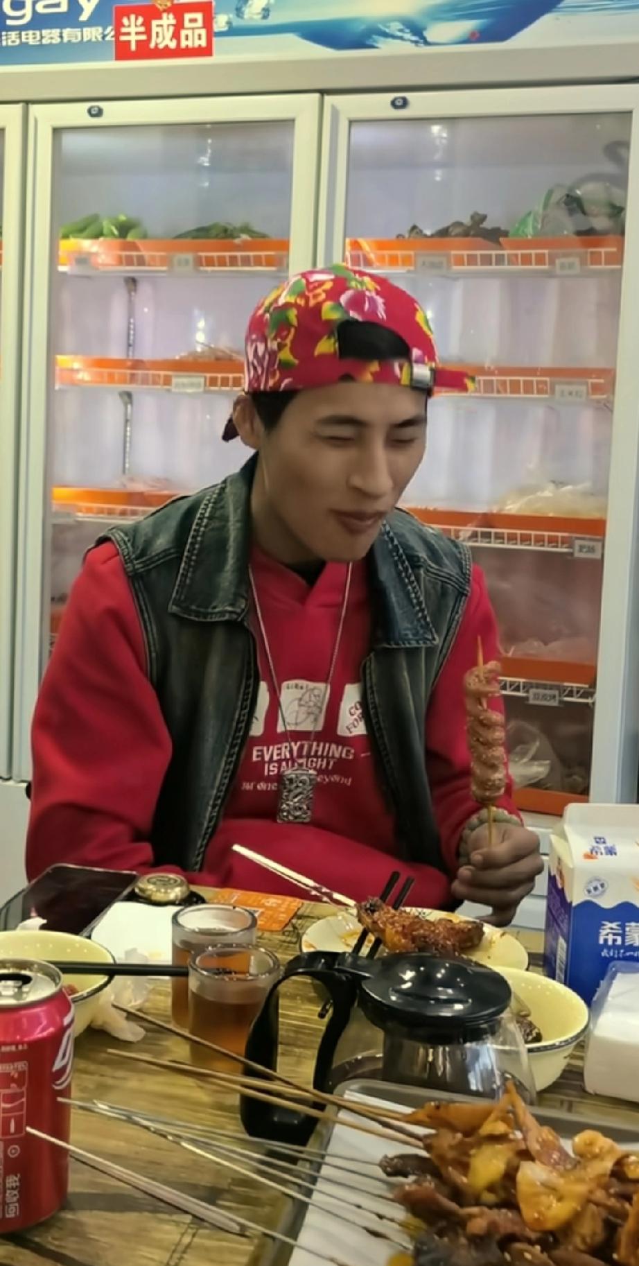 张云鹏这次寻亲回到父母怀抱，内心的结也解开了，以后再也没有了顾虑，爸爸妈妈都在，