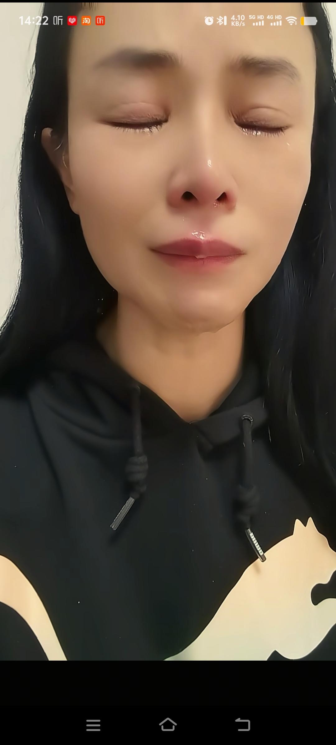 李鑫的姐姐李林发布了视频，视频里她泪流满面、一言不发。为了寻找弟弟，姐姐历经数十