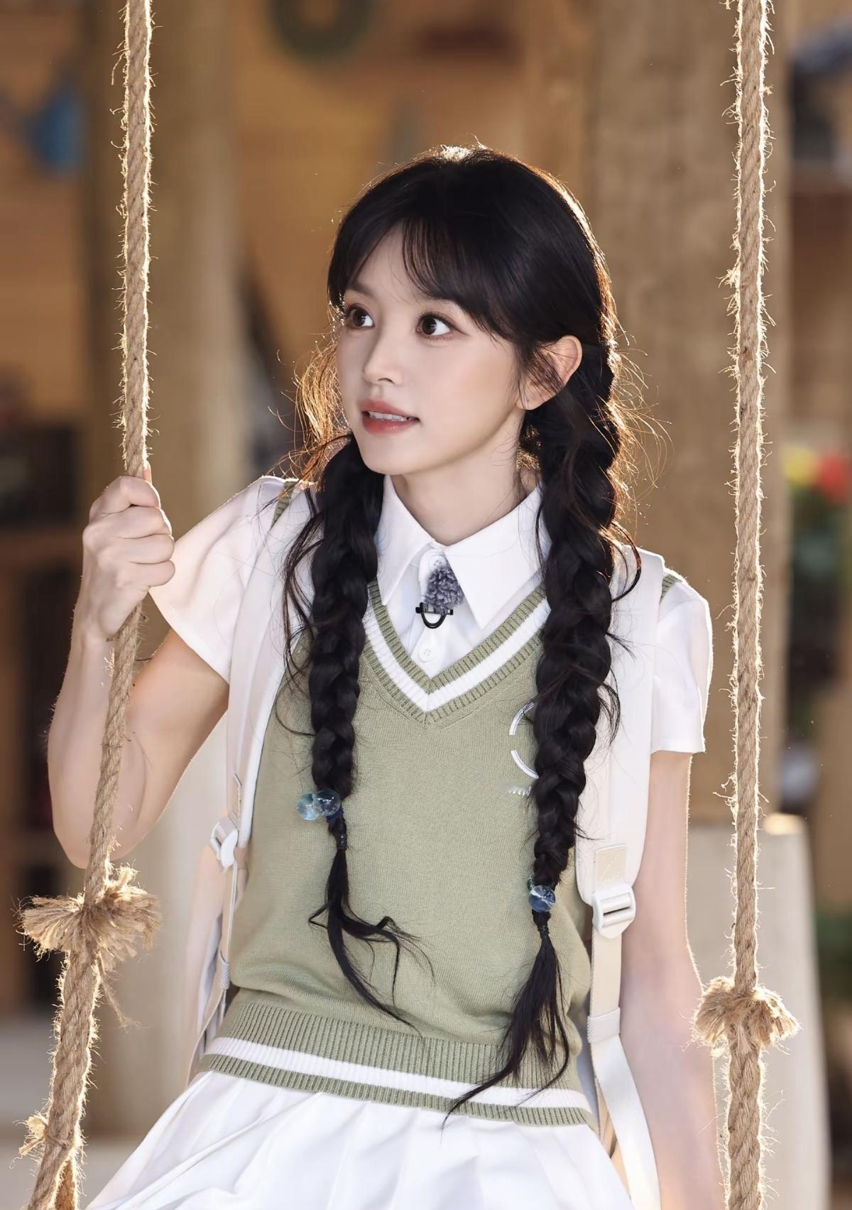 田曦薇双麻花辫搭配绿背心校服，教室里的清纯学妹氛围感拉满[赞]娱乐明星