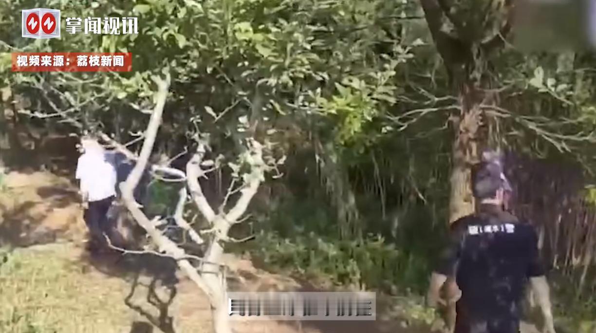 “这下后悔了吧！”近日，江苏南京，一男子为了能抓野生的甲鱼和黄鳝滋补一下身体，竟