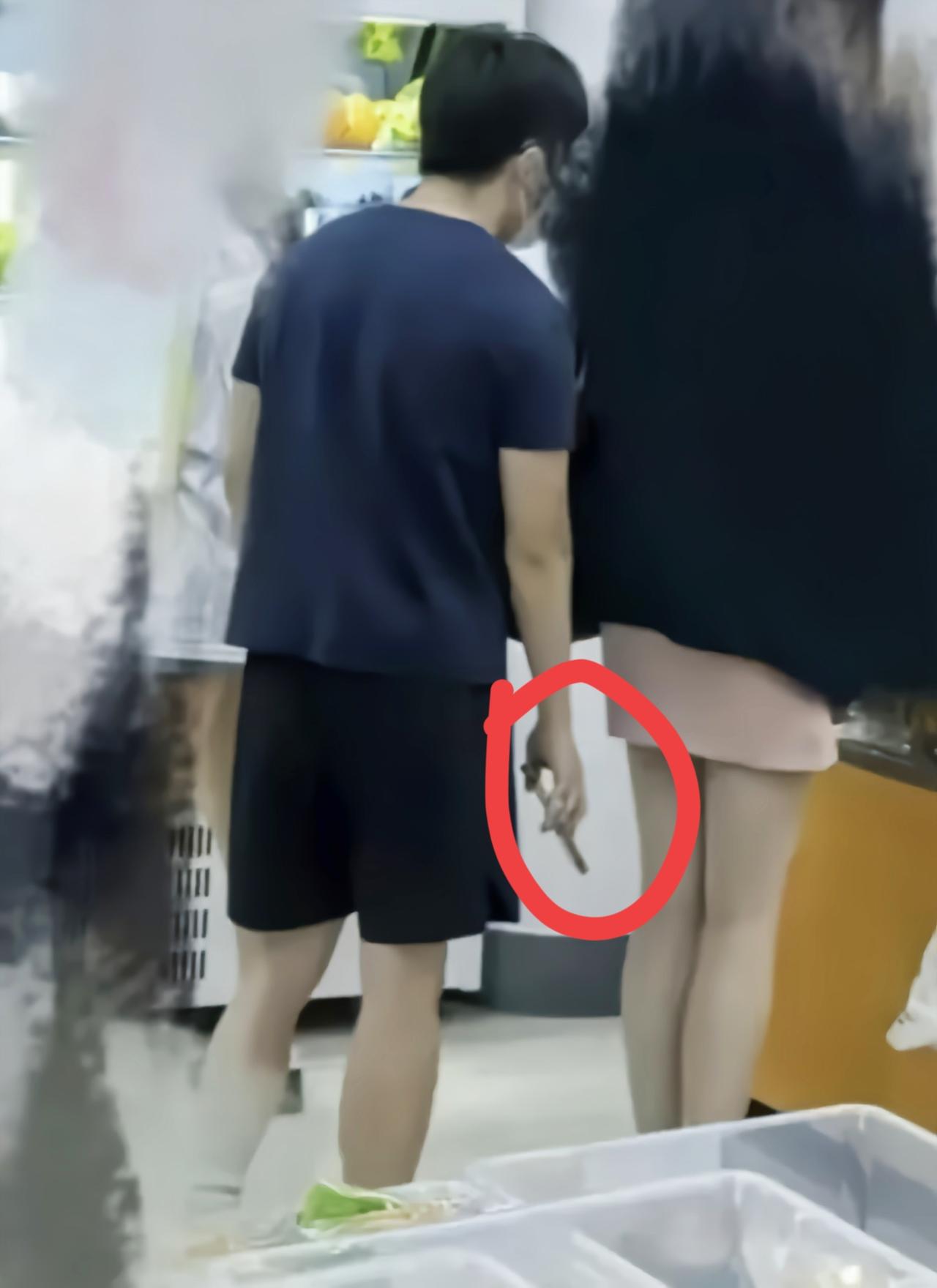 南京审计大学，偷拍女生的研究生顾振佳，被连夜开除学籍，断送公务员资格，这下再怎么