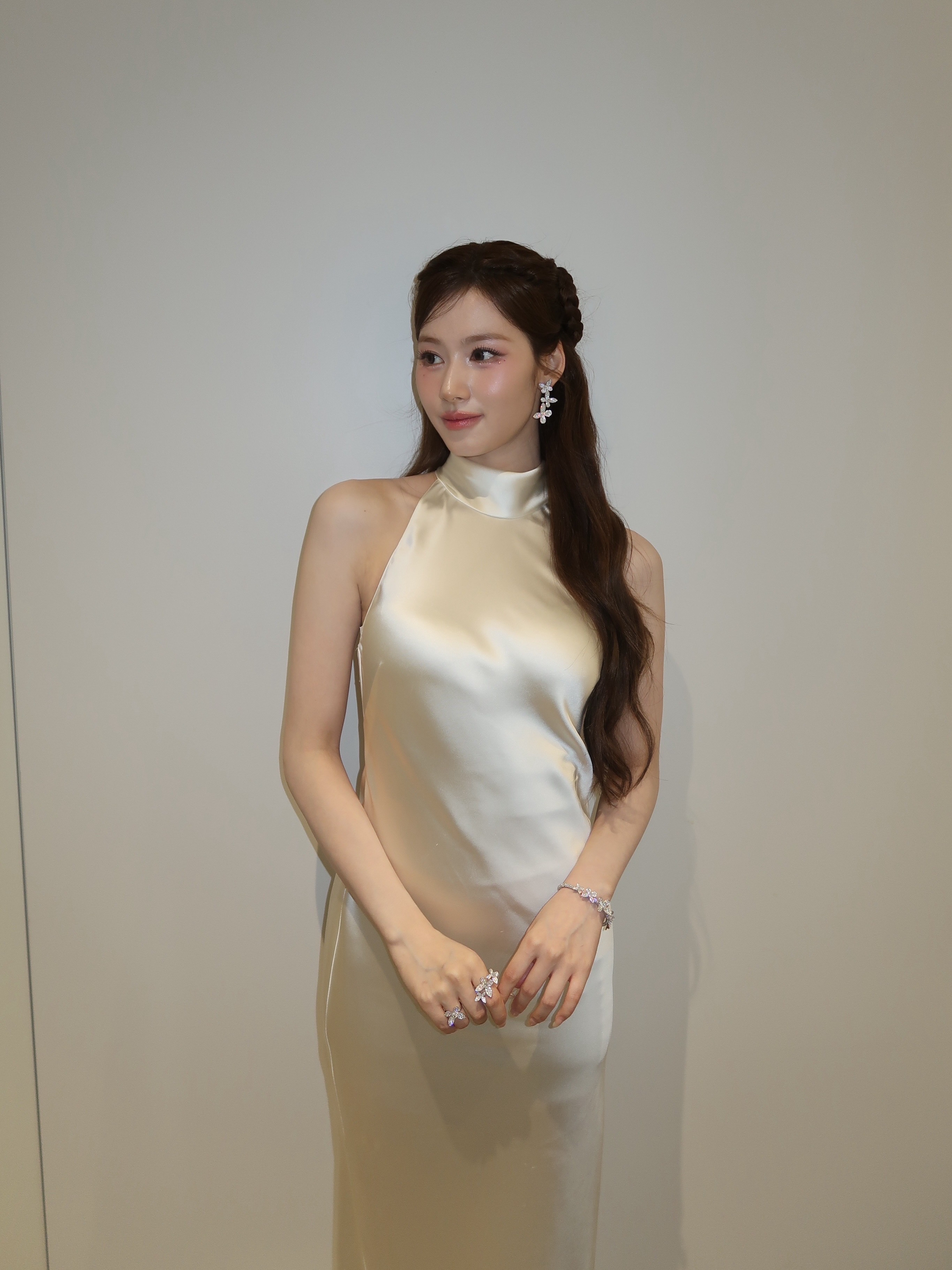 Sana今日MUSICAWARDSJAPAN造型(这条缎面长裙来自Ralp