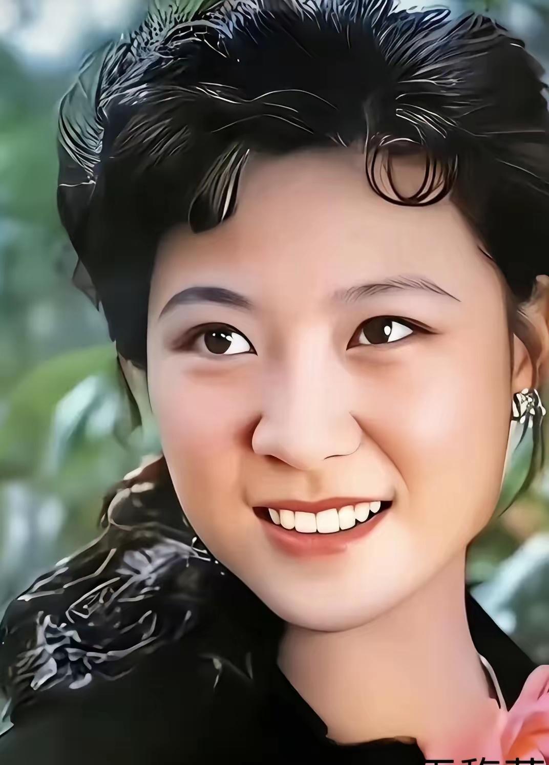 她，1949年生于江苏徐州，国家一级演员，毕业于江苏省戏曲学校，以《金光大道》