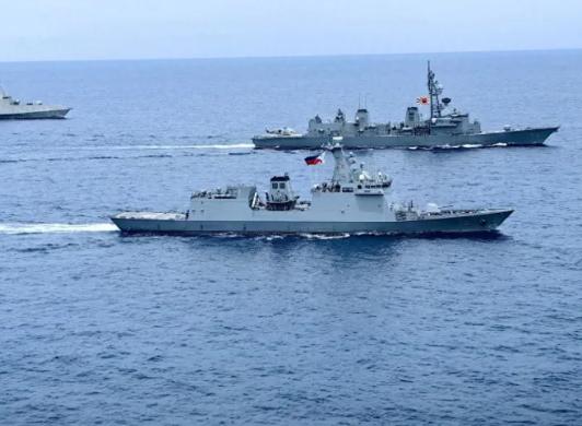 美国航母带着日本军舰到中方家门口耀武扬威，大摇大摆开进南海开展联合军演。很多人好