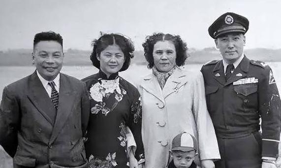 1980年，邱行湘去台湾探亲，回国前，蒋纬国给了他一大笔钱，邱行湘却说:“我这次