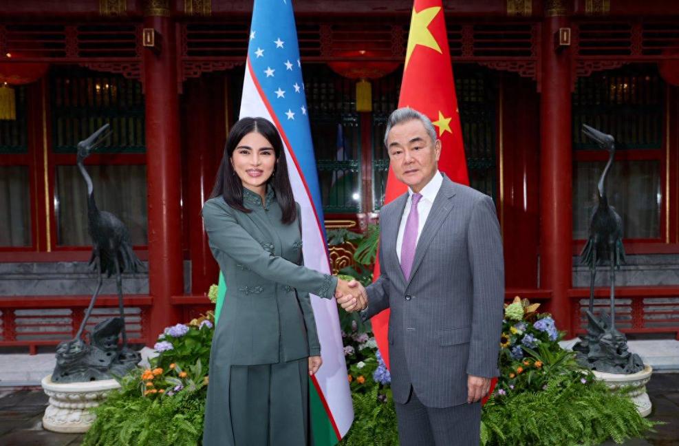 “第一千金”密访北京，一天连见两位中国高层，要敲定大事！这个中亚国家派出“第一千